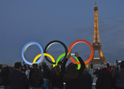 Instalación de Anillos Olímpicos en Torre Eiffel para Juegos de París 2024