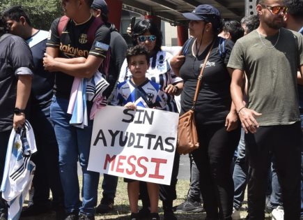 Afición de Rayados recibe a Messi con mensaje