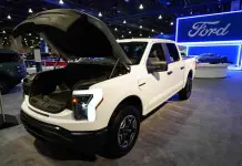 Retrasa Ford lanzamiento de vehículos eléctricos