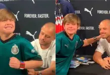 Emotivo encuentro entre Chicharito y un niño fanático Emotivo encuentro entre Chicharito y un niño fanático