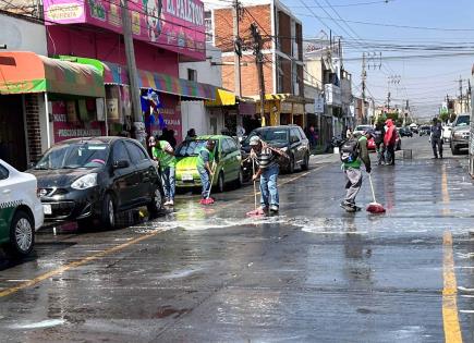 Limpian calles en Soledad tras quejas por suciedad y malos olores