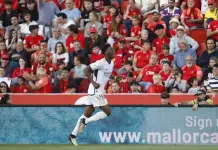 Real Madrid y Barcelona triunfan en la Liga española