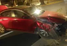 Impacta su auto contra un &aacute;rbol en Mariano Jim&eacute;nez
