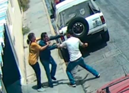 A golpes, atacan a un hombre a un costado de Walmart Muñoz