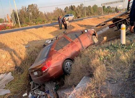 Auto cae a cuneta de la carretera a México