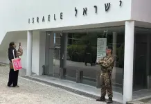 Artista en la Bienal de Venecia exige tregua en Israel