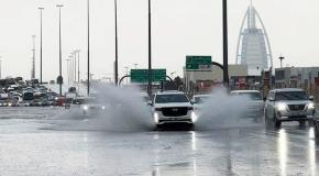 Fuertes lluvias azotan Emiratos Árabes Unidos
