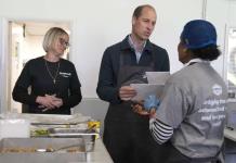 Pr&iacute;ncipe William visita organizaci&oacute;n ben&eacute;fica en Londres