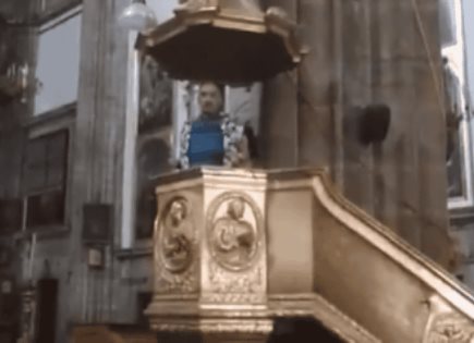 Video | Don Beto lanza el CU, CU, Pumas en iglesia y desata críticas
