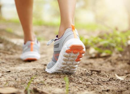 Caminar después de cenar mejora la salud, según Harvard