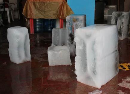 Afecta a vendedores de raspados y aguas frescas el desabasto de hielo