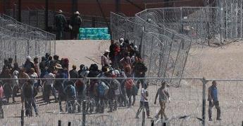 Migrantes cruzan por la 40