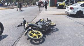 Motociclista impacta contra camioneta en avenida Salk