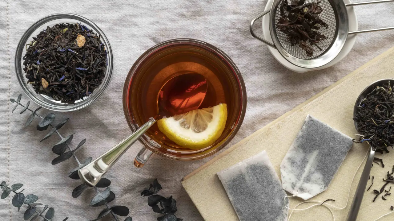 Cómo disimular las canas con té negro: método natural y efectivo