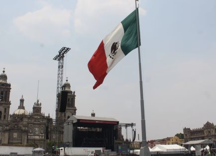 Opiniones Divididas sobre Izamiento de Bandera en el Zócalo durante concierto