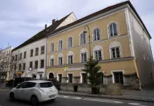 Alemanes detenidos por homenajear a Hitler en Austria