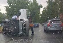 Tras lluvia, vuelca conductor de camioneta en Río Santiago (video)