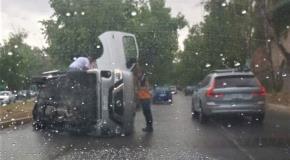 Tras lluvia, vuelca conductor de camioneta en Río Santiago (video)