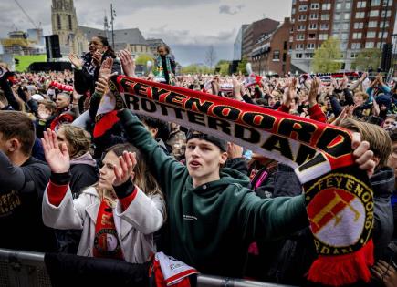 Miles celebran victoria de Feyenoord en Copa