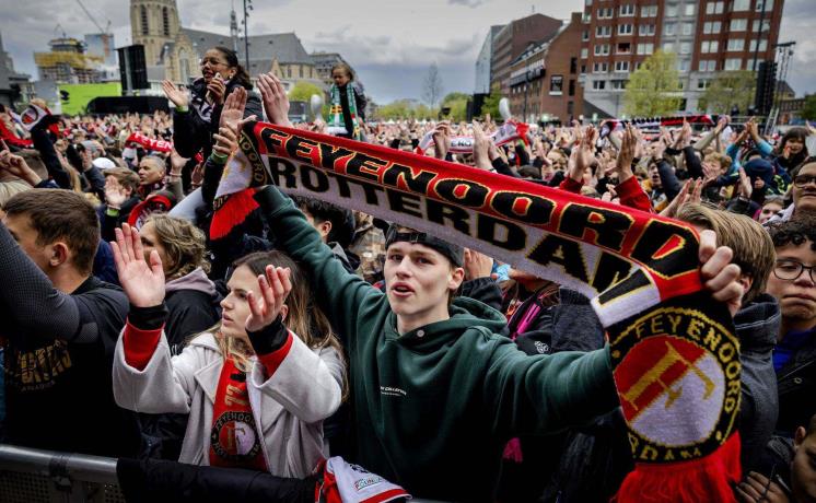 Miles celebran victoria de Feyenoord en Copa