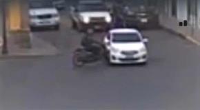 Video | Motociclista resulta lesionado tras choque en zona centro