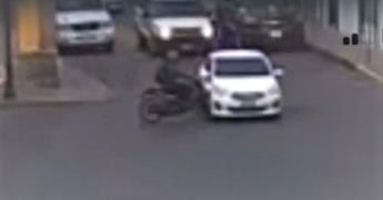 Video | Motociclista resulta lesionado tras choque en zona centro