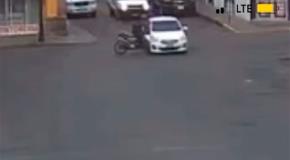 Policía está grave al chocar contra un carro