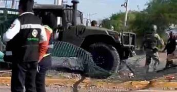Vehículo militar se accidenta en carretera ´57