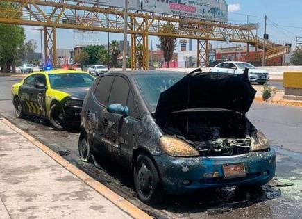 Arde carro al circular por la avenida Salvador Nava
