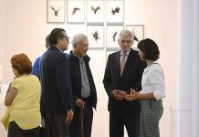Visita de Mario Vargas Llosa a exposici&oacute;n de Blanca Varela en Lima