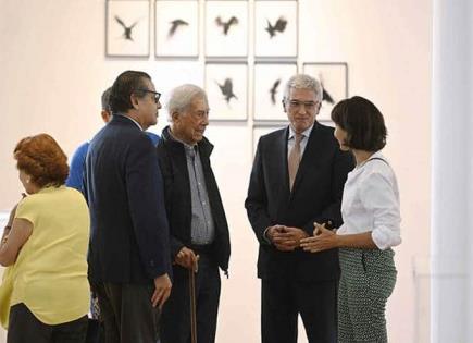 Visita de Mario Vargas Llosa a exposición de Blanca Varela en Lima