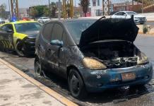 Fuego consume auto compacto en Salvador Nava