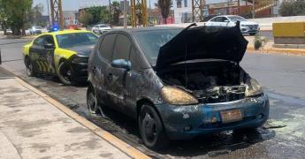 Fuego consume auto compacto en Salvador Nava