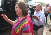 Xóchitl se detiene en retén de GN para saludar a los militares