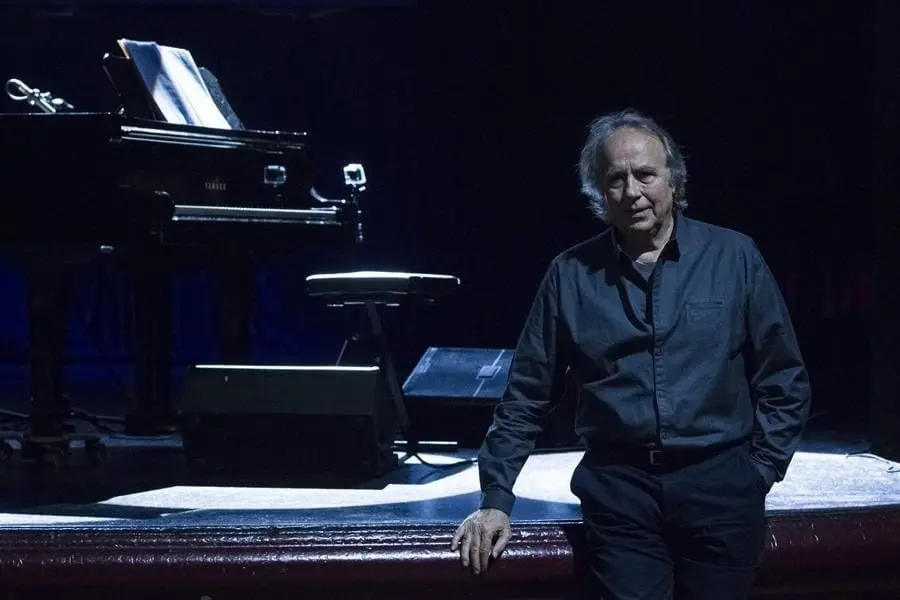 Joan Manuel Serrat encuentra refugio en México tras exilio