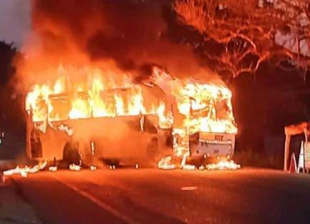 Mueren dos pasajeros en camión incendiado