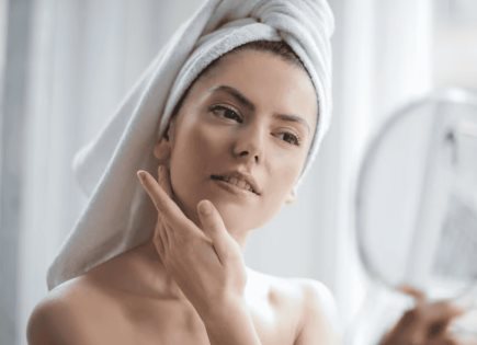 Secretos para una rutina nocturna de limpieza facial efectiva y relajante