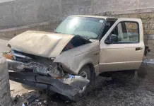 Estrellan camioneta en muro del bulevar Río Santiago