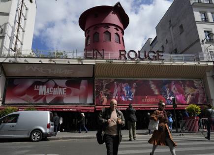 Caída de aspas del Moulin Rouge en París