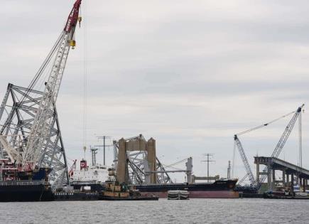 Barco de carga supera canal temporal en Baltimore tras derrumbe de puente