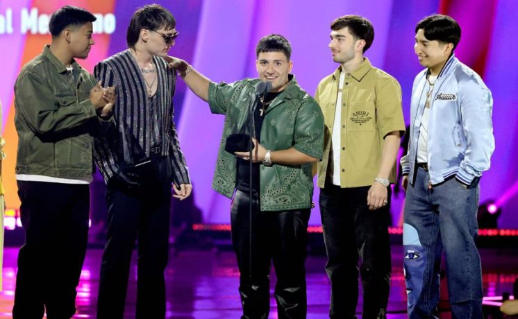 Artistas latinos brillan en los Latin American Music Awards