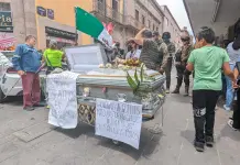 Con ata&uacute;d, protestan v&iacute;ctimas contra titular de la CEDH