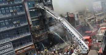 Fuego consume un edificio en la India
