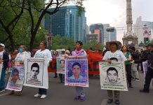 Marcha de padres de normalistas desaparecidos en Ayotzinapa