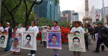Marcha de padres de normalistas desaparecidos en Ayotzinapa
