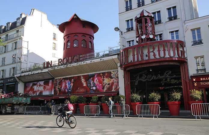 Se derrumban aspas del Moulin Rouge