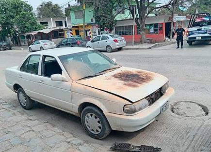 Se incendia vehículo por cortocircuito, en la Avenida E. Zapata
