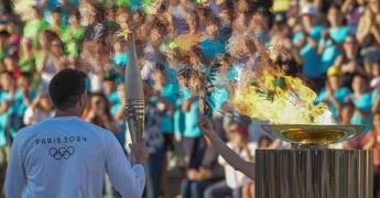 Organizadores de París reciben el fuego olímpico en Atenas