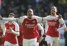 Arsenal se impone a Tottenham en la Liga Premier