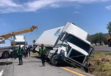 Reportan volcadura de un tr&aacute;iler en la carretera 57